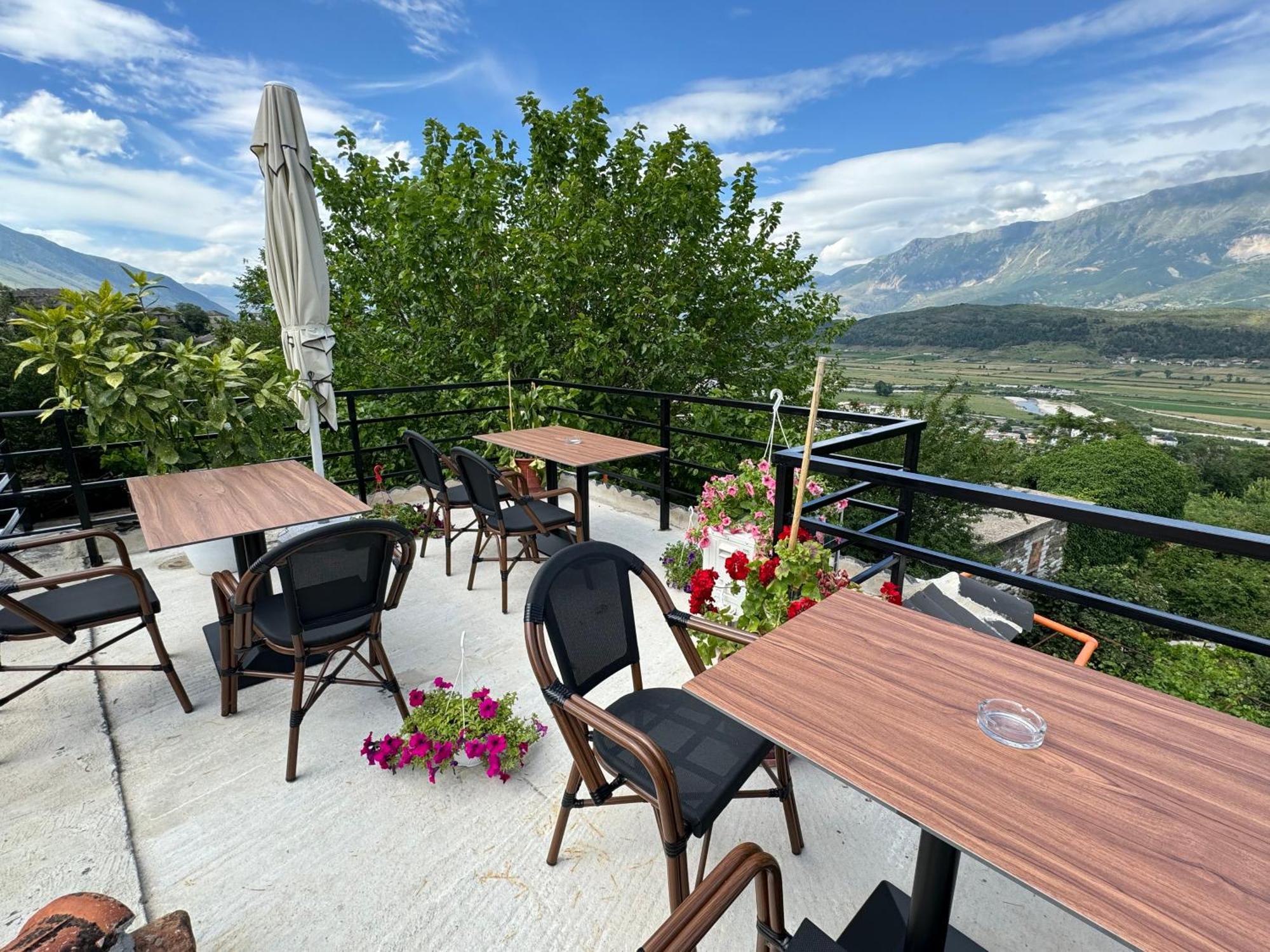 Guva Guest House Гирокастра Экстерьер фото